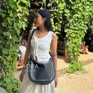 Borsa a tracolla morbida in pelle con borchie: borsa a tracolla nera in vera pelle, borsa a spalla con borchie