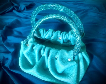 Handgefertigte Minitasche aus echtem Leder in Blau mit glänzenden Griffen