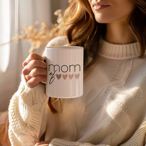Personalisierte Mama von Dreien Tasse mit Namen, Geschenk für Mama von drei Kindern, Baby Shower Geschenk drittes Kind, Geschenk Mom of 3
