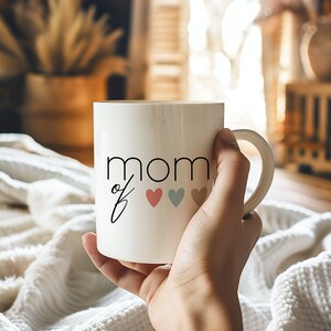 Personalisierte Mama von Dreien Tasse mit Namen, Geschenk für Mama von drei Kindern, Baby Shower Geschenk drittes Kind, Geschenk Mom of 3