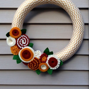 Ghirlanda autunnale fatta a mano: motivo a chevron dorato, fiori in feltro (30 cm)
