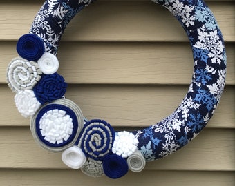 Couronne en tissu flocon de neige : fleurs en feutre bleues, blanches et grises (12 pouces)