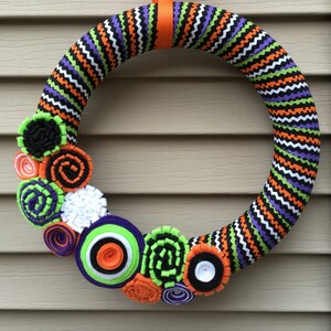 ストライプ柄のハロウィンリース - 手作りフェルトフラワーデコレーション、秋の色彩