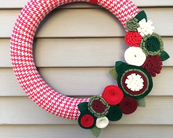Houndstooth Christmas Wreath: Red Fabric & Felt Flower Holiday Decor
