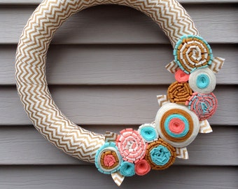 Couronne en tissu à chevrons : fleurs en feutre corail, menthe et or, 30 cm (12 po.)