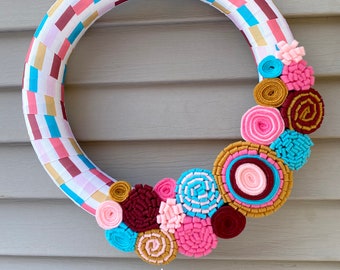 Couronne de fleurs en feutre faite main - Décoration de printemps et de fête des mères
