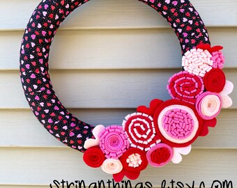 Couronne de Saint-Valentin faite main : décoration florale en tissu et en feutre