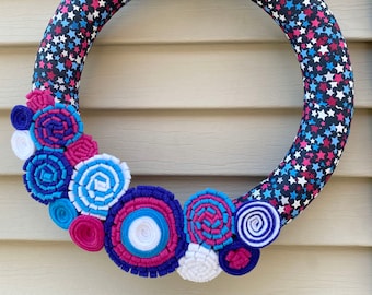 Couronne du 4 juillet en tissu avec des étoiles et des fleurs en feutre