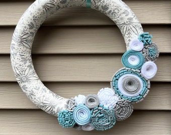 Couronne d'hiver de fleurs en feutre : tissu flocon de neige, décoration bleue et grise (12 po.)