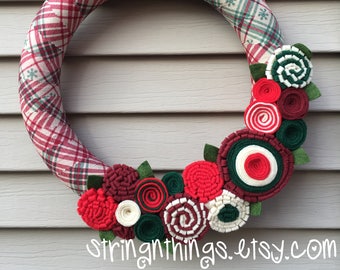 Couronne de Noël : décoration des Fêtes en tissu écossais et fleurs en feutre
