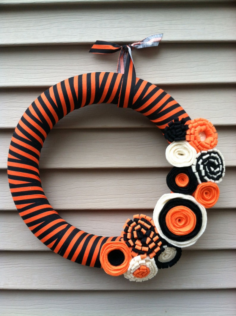 Halloween Wreath Black and Orange Striped Fabric with Felt Flowers Halloween Wreath Fall Wreath Fabric Wreath Felt Flower Wreath zdjęcie 1