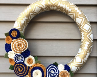 Couronne de fleurs en feutre : décoration faite main bleu, or et crème