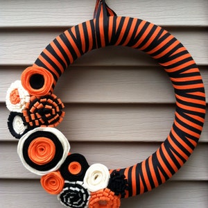 Halloween Wreath Black and Orange Striped Fabric with Felt Flowers Halloween Wreath Fall Wreath Fabric Wreath Felt Flower Wreath image 3