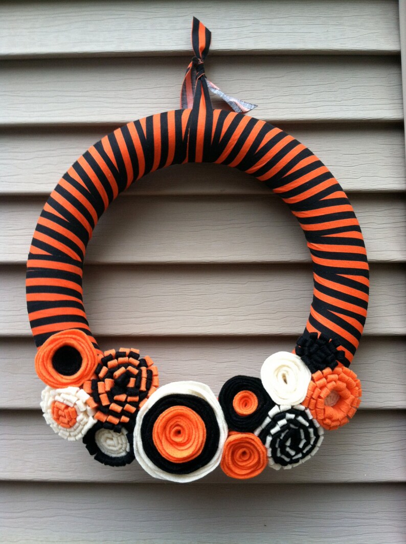 Halloween Wreath Black and Orange Striped Fabric with Felt Flowers Halloween Wreath Fall Wreath Fabric Wreath Felt Flower Wreath zdjęcie 2