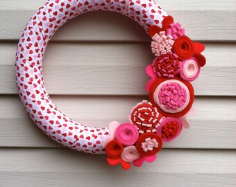 Couronne de Saint-Valentin faite main : décoration florale en tissu et en feutre