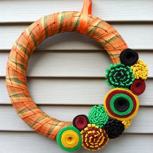 手作りフェルトの花をあしらったチェック柄の秋のリース - 秋の装飾