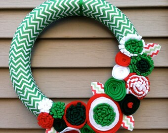 Couronne de Noël enveloppée dans un ruban de Noël à chevrons avec fleurs en feutre - Couronne de vacances - Couronne de Noël - Couronne de ruban - Couronne de chevron