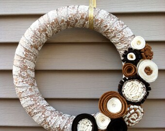 Couronne du Nouvel An enveloppée dans un ruban doré et crème décorée de fleurs en feutre. Couronne de Noël - Couronne de Noël - Ruban - Fleurs en feutre
