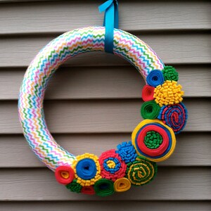 手作りフェルトフラワーリース：カラフルなシェブロンリボン、春の装飾