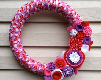 Couronne de Saint-Valentin coeur en tissu avec fleurs en feutre