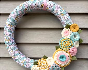 Filzblumenkranz für Ostern: Handgemachte Osterdekoration.  Frühlingskranz Dekoration - Frühlingstür - Osterkranz - Filzblumenkranz