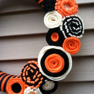 Halloween Wreath Black and Orange Striped Fabric with Felt Flowers Halloween Wreath Fall Wreath Fabric Wreath Felt Flower Wreath zdjęcie 5