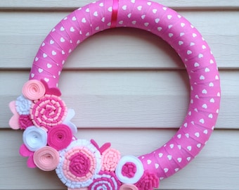 Herzband Valentinstag Kranz - Rosa Filzblumen, Handgemacht 30cm