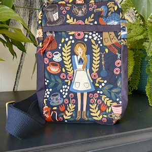 Alice in Wonderland Draagtas. RiflePaperCo-stof en gewaxt canvas. Handgemaakt. Uniek. Verstelbare riem. Handtas. Portemonnee. Sandhill-draagdoek