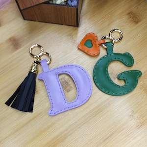 Design inicial de pingente de bolsa de couro, pingente de bolsa personalizado, presente de dia dos namorados, presente de chaveiro engraçado com nome, acessórios para bolsa