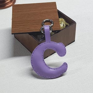 Charm de bolsa de couro com letra de monograma, acessórios para bolsa com nome inicial, charme de bolsa personalizado, presente de dia dos namorados, presentes exclusivos para ela/ele