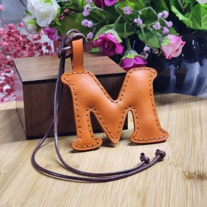 Charm de bolsa de couro personalizado com inicial - Chaveiro de couro de flor integral feito à mão - Acessório de bolsa com monograma personalizado para presente para ela e para ele
