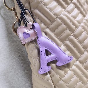Bolsa de couro com pingente inicial - chaveiro personalizado com letras de grão integral - acessório de bolsa com monograma para presente para ela e para ele