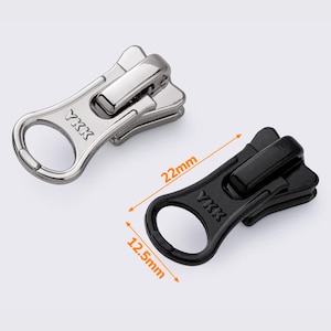 以下が含まれることがあります： YKKのブランド名が入った、シルバーと黒の2つの金属製ファスナー引き手。黒い引き手は長さ22mm、幅12.5mmです。シルバーの引き手も同様のデザインです。交換用のファスナー引き手です。