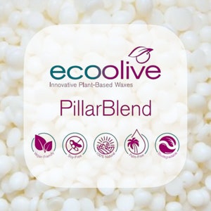 Puede incluir: Perlas de cera blancas para hacer velas. La etiqueta dice "ecoolive Innovative Plant-Based Waxes PillarBlend" y presenta iconos para vegano, sin soja, 100% natural, sin aceite de palma y biodegradable.