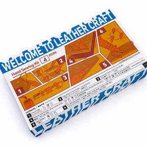 Pode incluir: Uma caixa azul e branca com o texto "WELCOME TO LEATHER CRAFT" e "Hand Sewing Kit 4 mm". A caixa mostra um guia passo a passo para o artesanato em couro com ilustrações e números de 1 a 6.