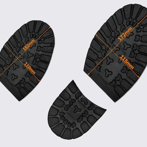 Peut inclure: Trois semelles de chaussures en caoutchouc noir de différentes tailles. La plus grande semelle mesure 172 mm sur 115 mm. La semelle moyenne mesure 152 mm sur 110 mm. La plus petite semelle n'est pas mesurée.