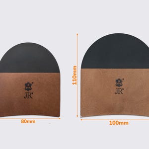 Może przedstawiać: Dwa skórzane ochraniacze na obcas do naprawy butów, jeden ma 9,5 cm szerokości i 9,5 cm wysokości, drugi ma 10 cm szerokości i 10,8 cm wysokości. Oba są brązowe z czarnym wierzchem i mają logo "JR" z przodu.