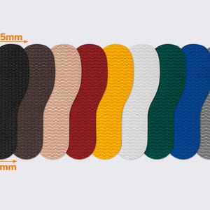 Op de afbeelding: Een verzameling van negen kleurrijke inlegzolen, elk met een textuur golfpatroon. De inlegzolen zijn in verschillende kleuren, waaronder zwart, bruin, beige, rood, geel, wit, groen, blauw en grijs. Elke inlegzool is 33 cm lang en 14,5 cm breed.