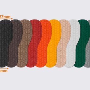 以下が含まれることがあります： 黒、茶色、赤、オレンジ、黄色、ベージュ、白、緑、グレーなど、さまざまな色の10個の靴の中敷きのコレクション。各インソールはテクスチャード加工されており、幅127mm、長さ325mmです。