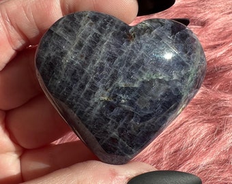 Sunstone Iolite Heart – High Flash Crystal Carving