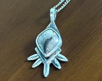 Pendentif à pointes en argent natif et quartz