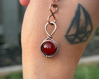 Pendentif en cornaline – Mini collier en cuivre forgé à froid
