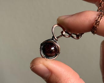 Pendentif grenat – Mini collier en cuivre ou argent sterling enroulé de fil