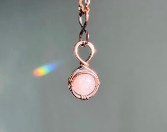 Pendentif en quartz rose – Mini collier en cuivre forgé à froid