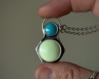 Collana con ciondolo geometrico in argento sterling e crisoprasio limone e turchese