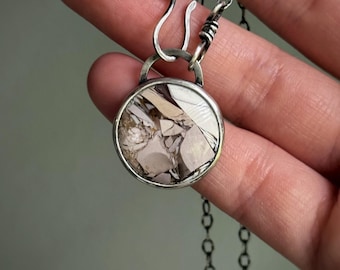 Pendentif en mookaïte lilas bréchique