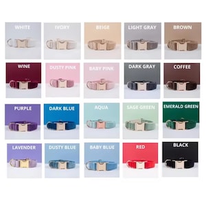 Op de afbeelding: Een verscheidenheid aan hondenriemen in verschillende kleuren, waaronder wit, ivoor, beige, lichtgrijs, bruin, wijn, stoffig roze, babyroze, donkergrijs, koffie, paars, donkerblauw, aqua, saliegroen, smaragdgroen, lavendel, stoffig blauw, babyblauw, rood en zwart. Elke halsband heeft een goudkleurige gesp.