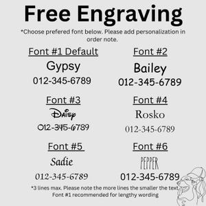 Op de afbeelding: Afbeelding met de tekst "Gratis Graveren" bovenaan, gevolgd door lettertype-opties genummerd van 1 tot 6. Elke lettertype-optie bevat een voorbeeldnaam en een telefoonnummer. Er is ook een opmerking over personalisatie en regelbeperkingen.