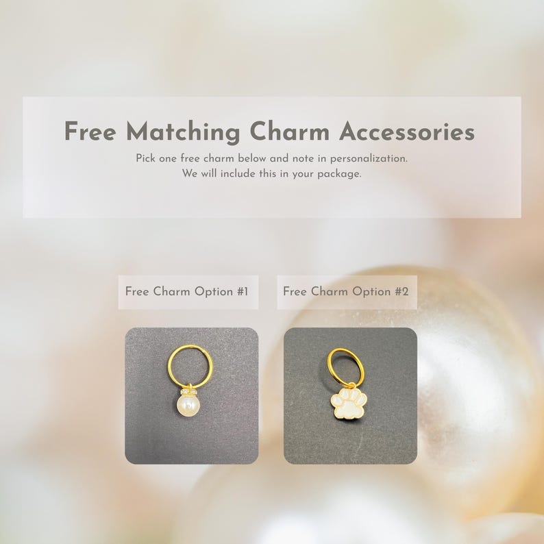 Op de afbeelding: Afbeelding met tekst: "Free Matching Charm Accessories." Er worden twee goudkleurige bedelopties weergegeven. Optie 1 is een gouden ring met een witte parel. Optie 2 is een gouden ring met een witte pootafdrukbedel.