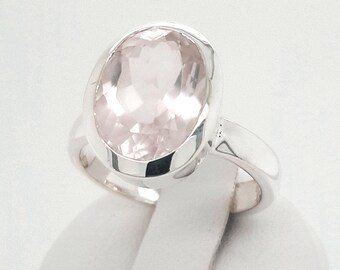 Puede incluir: Un anillo de plata con una gran piedra preciosa rosa de forma ovalada.